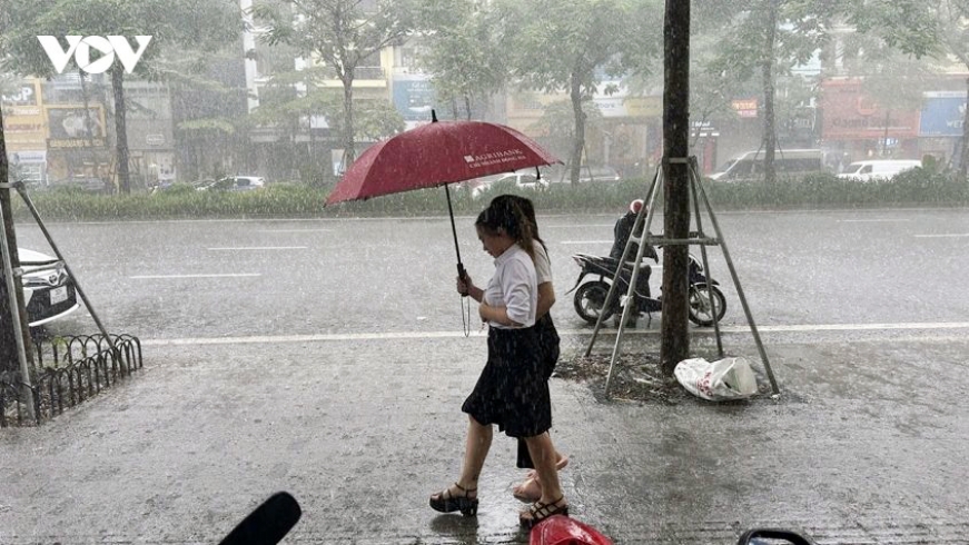 Weak cold air brings rain, Northern Vietnam cools after heatwave